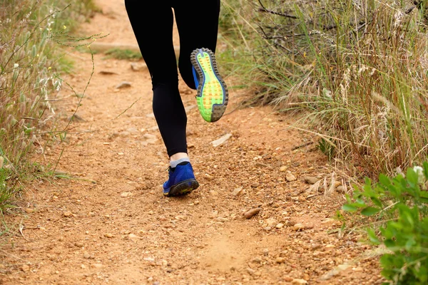 Primer plano de los pies de la mujer corriendo — Foto de Stock