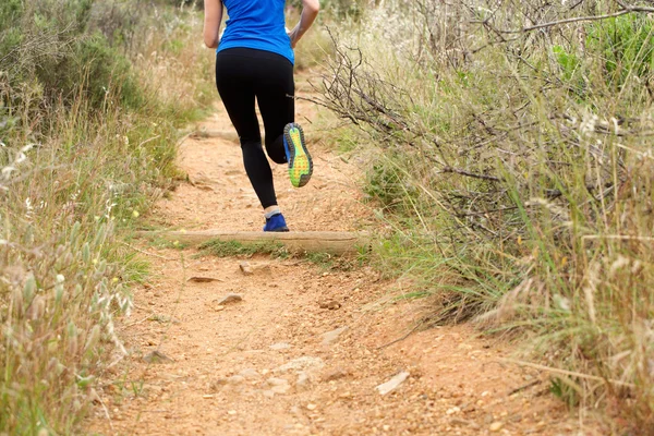Back of woman running on dirt path — Stock Photo, Image