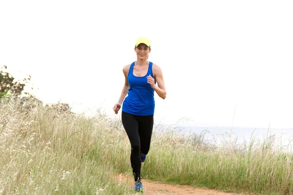 Donna sorridente che corre — Foto Stock