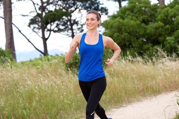 Mujer atractiva sonriente — Foto de Stock