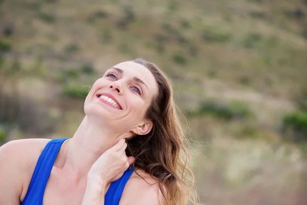 Mulher ativa sorrindo lá fora — Fotografia de Stock