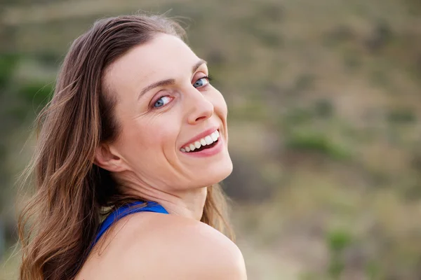 Femme plus âgée en bonne santé souriant dehors — Photo