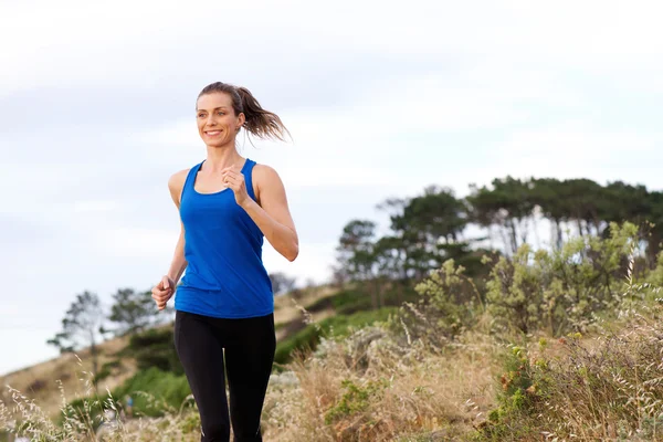 Smiling woman running — Stock Photo, Image