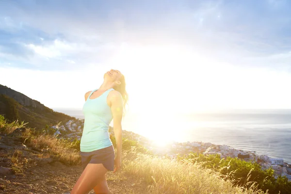 Fit woman enjoying the outdoors — Stock Photo, Image