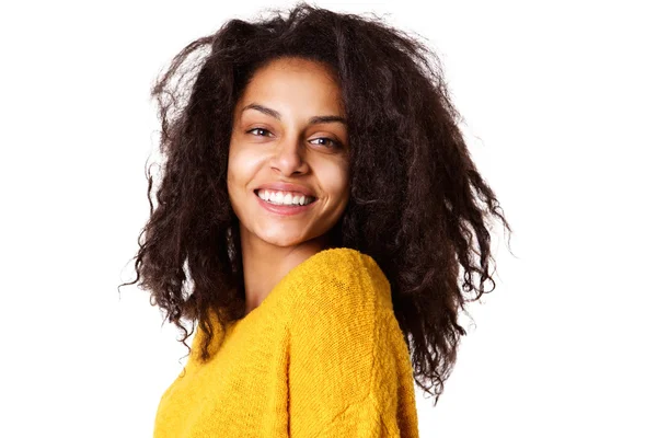 Kıvırcık saçlı güzel bir genç kadın.