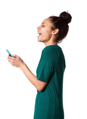 Genç Afrikalı kadın lwith cep telefonu