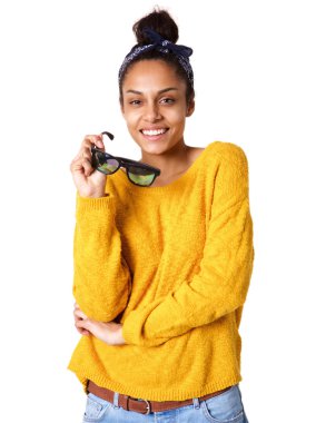 Çekici genç bayan güneş gözlüğü ile 