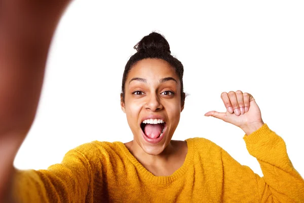 Emocionada joven africana tomando selfie — Foto de Stock