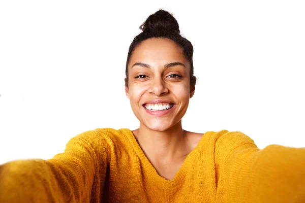 Usměvavá slečna africké s selfie — Stock fotografie