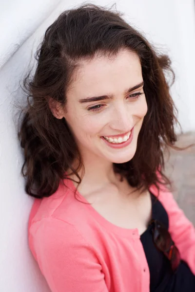 Mujer joven sonriente sentada — Foto de Stock