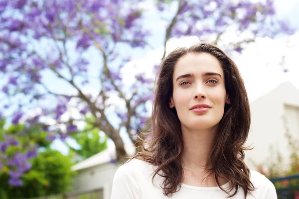 Mooie nadenkend vrouw — Stockfoto