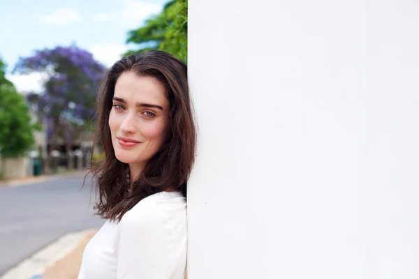 Mujer apoyada contra la pared — Foto de Stock