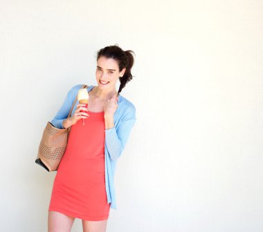 Gülümseyen genç kadın