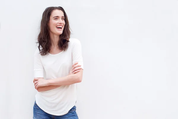 Красива жінка сміється з білої стіни — стокове фото