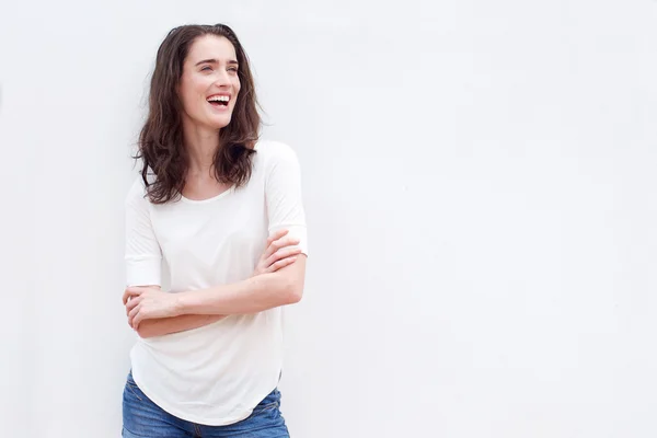 Hermosa mujer riendo contra la pared blanca — Foto de Stock