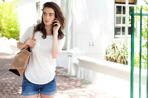 Young woman on mobile phone — Stock Photo, Image