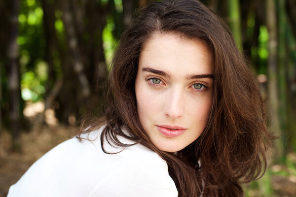 привлекательная молодая женщина в лесу
