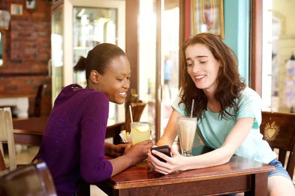 Two young women sitting at cafe — Stock Photo, Image