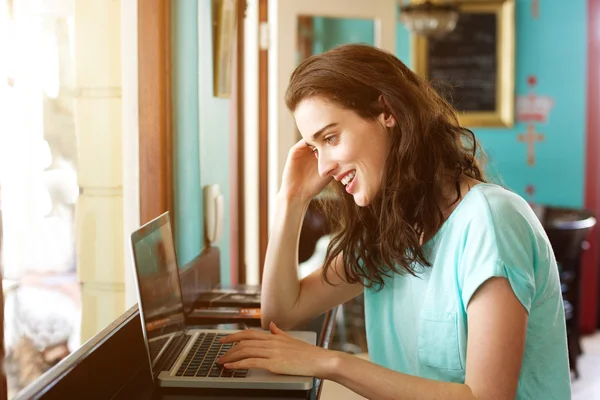 Studente universitaria femminile — Foto Stock