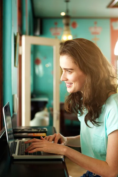 College femminile sorridente al caffè — Foto Stock