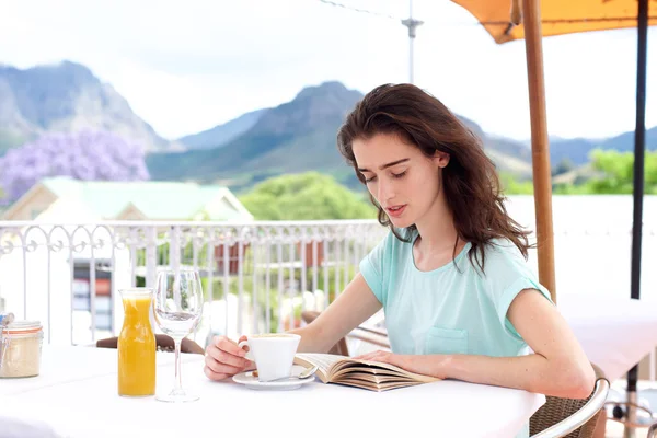 Giovane donna seduta fuori con il caffè — Foto Stock