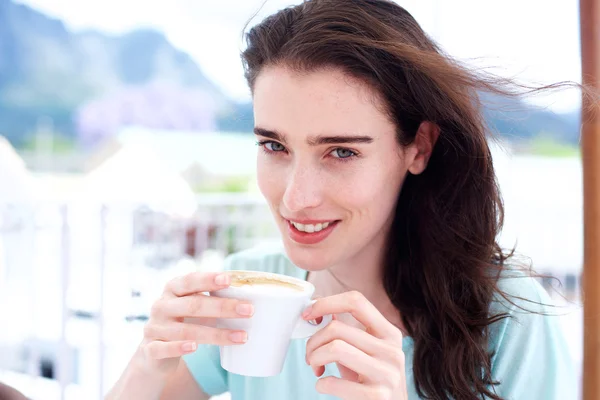 Beautiful young woman — Stock Photo, Image