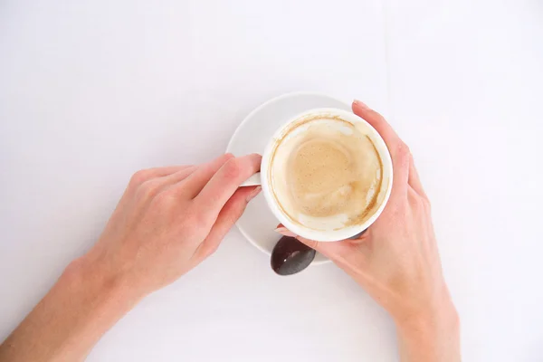 Die Hände der Frau halten eine Tasse Cappuccino — Stockfoto