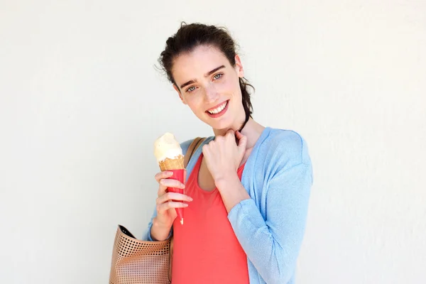 Sorridente giovane donna che tiene il gelato — Foto Stock