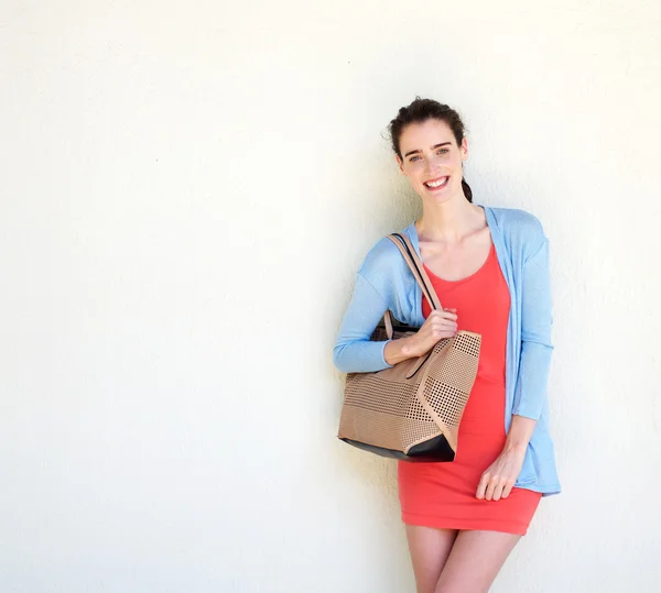 Lächelnde junge Frau mit Handtasche — Stockfoto
