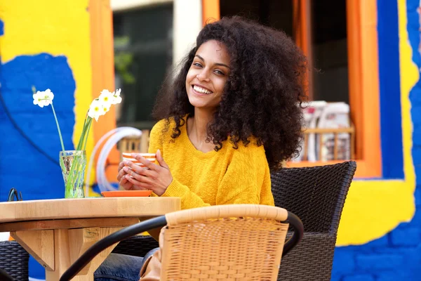 Bella donna che prende un caffè al caffè — Foto Stock