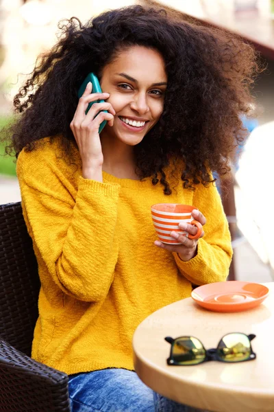 Mujer sonriente bebiendo café — Foto de Stock