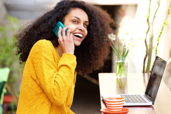 Sorrindo jovem senhora no café — Fotografia de Stock