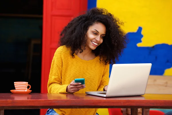 Giovane donna intelligente che utilizza il computer portatile in caffetteria all'aperto — Foto Stock