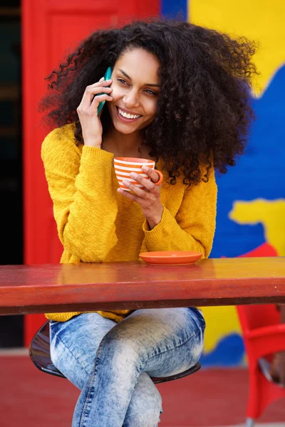 Красивая женщина разговаривает по мобильному телефону в кафе — стоковое фото
