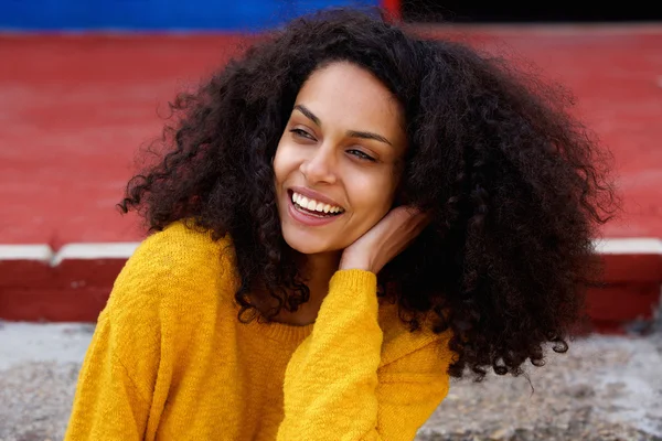 Junge afrikanische Dame genießt die Natur — Stockfoto