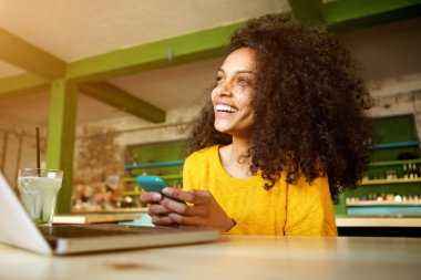 Gülümseyen genç kadın