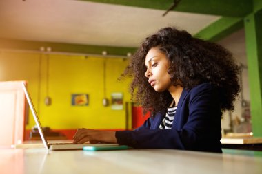 Dizüstü bilgisayarda çalışan genç Afrikalı Kadın