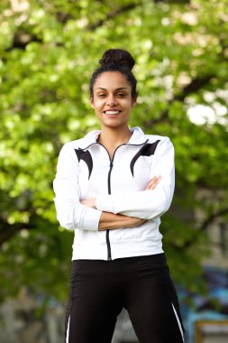 Sportif gülümseyen kadın 