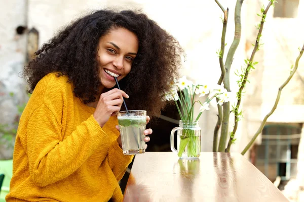 Женщина пьет освежающий напиток в кафе на открытом воздухе — стоковое фото