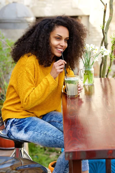 Jonge vrouw drinken mojito glimlachen — Stockfoto