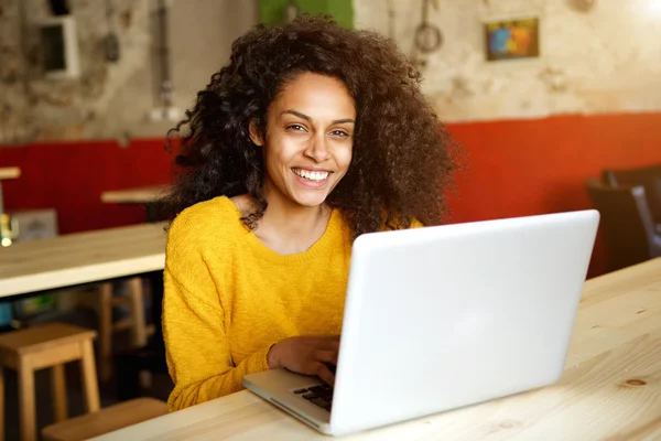 Sorrindo jovem mulher africana — Fotografia de Stock