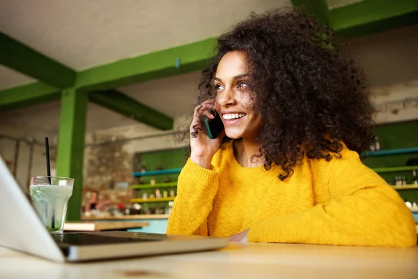 Ευτυχισμένος νεαρή γυναίκα στο café πραγματοποίηση τηλεφωνικής κλήσης — Φωτογραφία Αρχείου