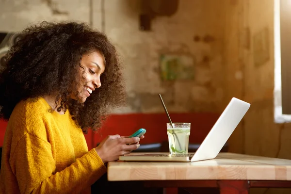 Felice giovane donna utilizzando il telefono cellulare — Foto Stock