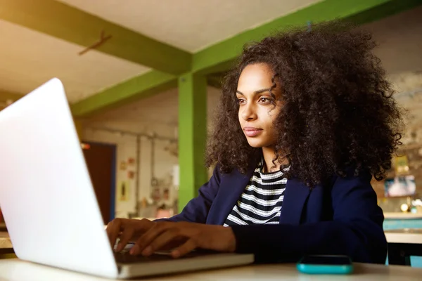 Афроамериканська жінка використовує ноутбук — стокове фото