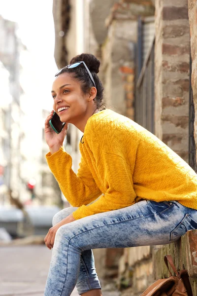 Ung kvinna som använder mobiltelefon — Stockfoto