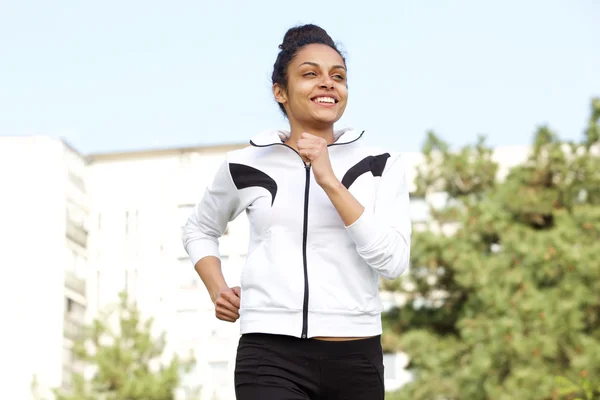 Mujer joven y saludable corriendo al aire libre — Foto de Stock