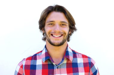 gülümseyen genç adam