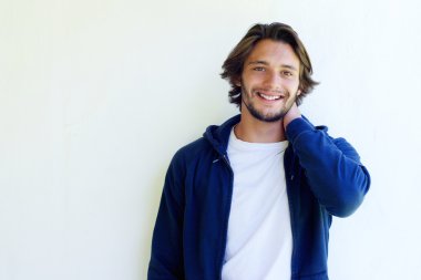 Yakışıklı genç adam.