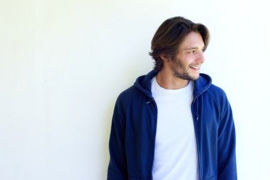 gülümseyen genç adam