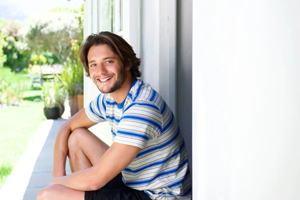 Jovem sorridente — Fotografia de Stock